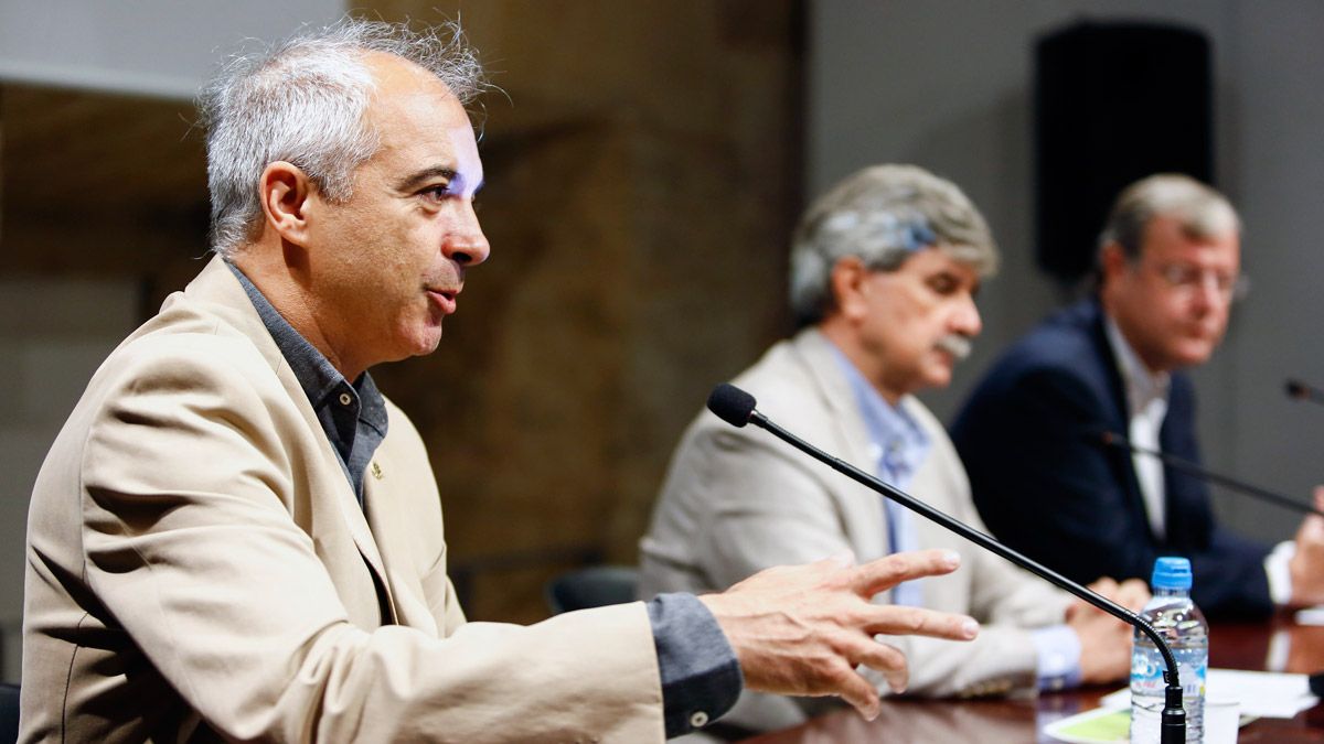 El alcalde, el rector y el director del programa durante la inauguración | L.N.C.