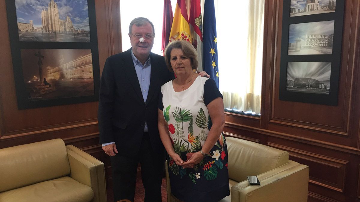 El alcalde, Antonio Silván, y la presidenta de la Casa de León, Agustina Berlanga, durante su encuentro en la capital. | L.N.C. El alcalde, Antonio Silván, y la presidenta de la Casa de León, Agustina Berlanga, durante su encuentro en la capital. | L.N.C.