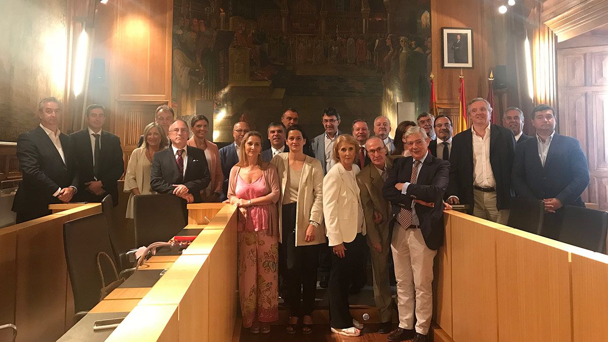 Juan Martínez Majo con los representantes de estas instituciones turísticas. | L.N.C. Juan Martínez Majo con los representantes de estas instituciones turísticas. | L.N.C.