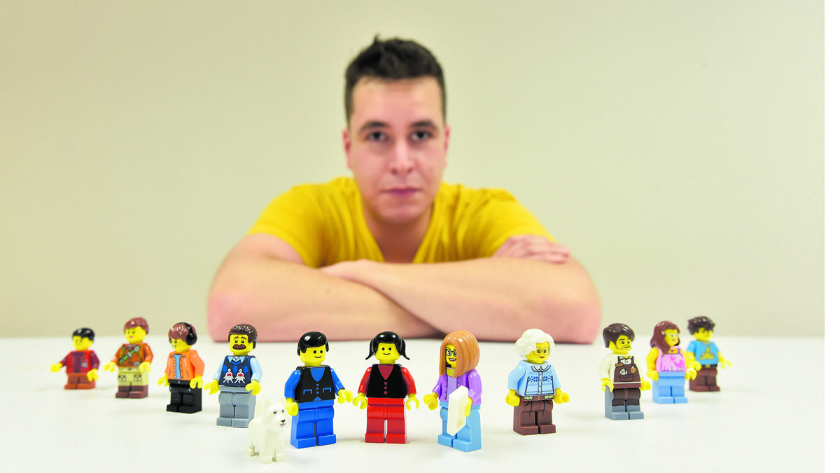Pablo Castaño junto a Ordoño y Jimena, en el centro, y su legión de muñecos Lego.|SAÚL AREN