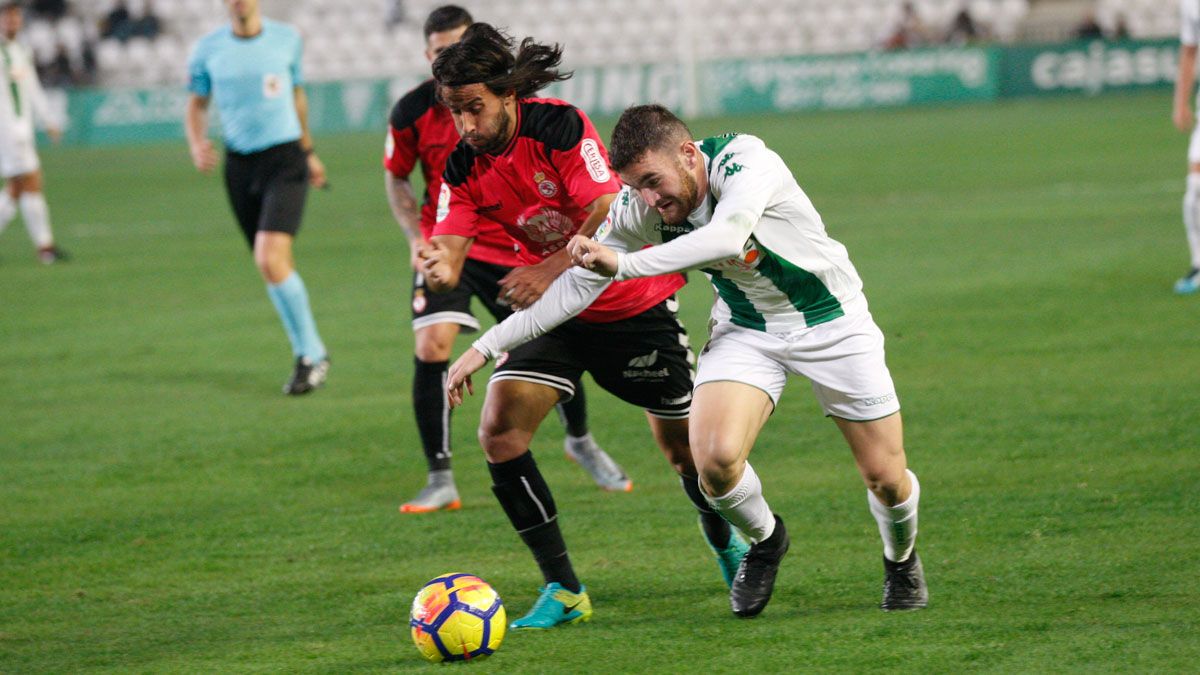 Ortiz pelea por un balón con un defensor del Córdoba. | LOF