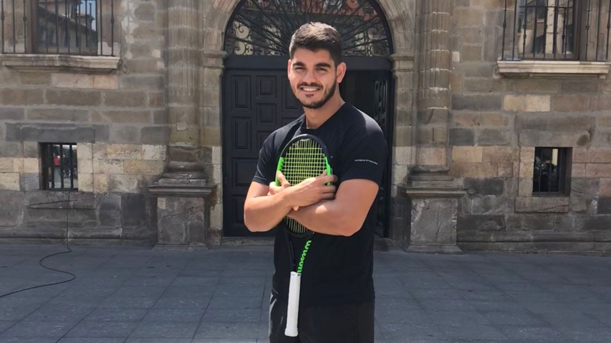 El tenista astorgano Jorge Blanco, a las puertas del Consistorio de la localidad. | P. FERRERO