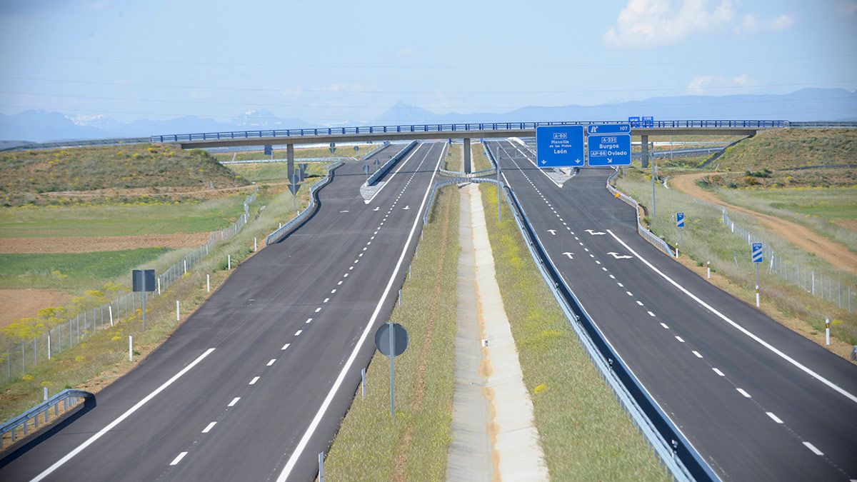 El tramo entre Puente Villarente y Santas Martas ya está a punto para su inauguración. | MAURICIO PEÑA