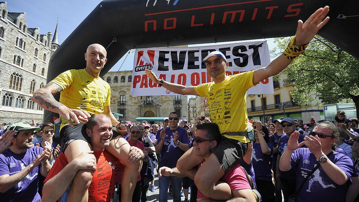 Paco Morais (izquierda) y Javier Moraiz, recibidos por cientos de leoneses tras completar su reto para la caja de resistencia de Everest. | DANIEL MARTÍN