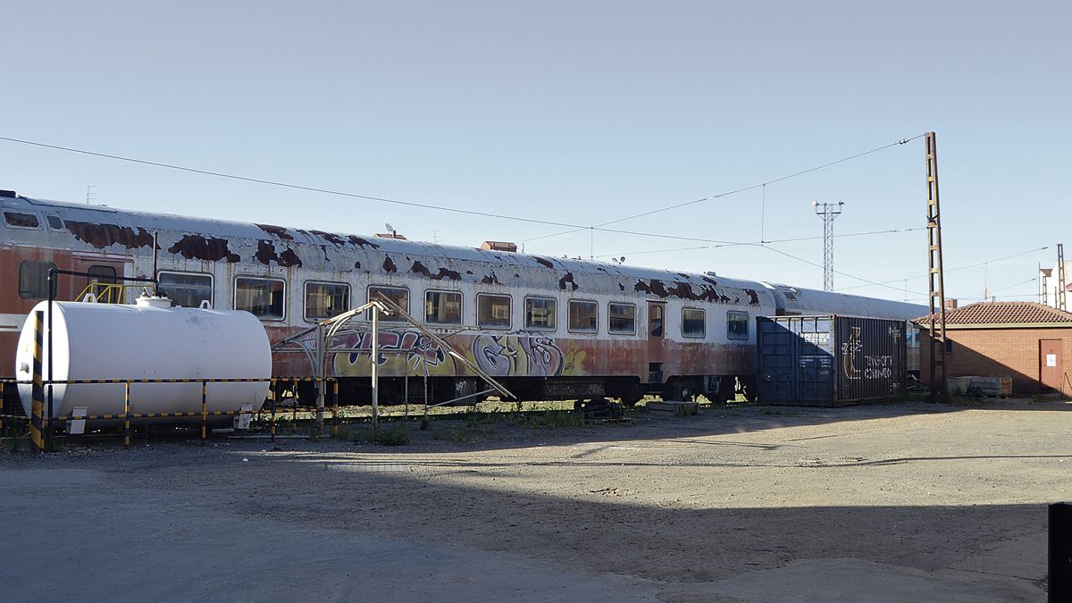 Vagones destinados a chatarra que se encuentran actualmente estacionados en algunas de las vías de entrada a los talleres de Renfe. | L.N.C.