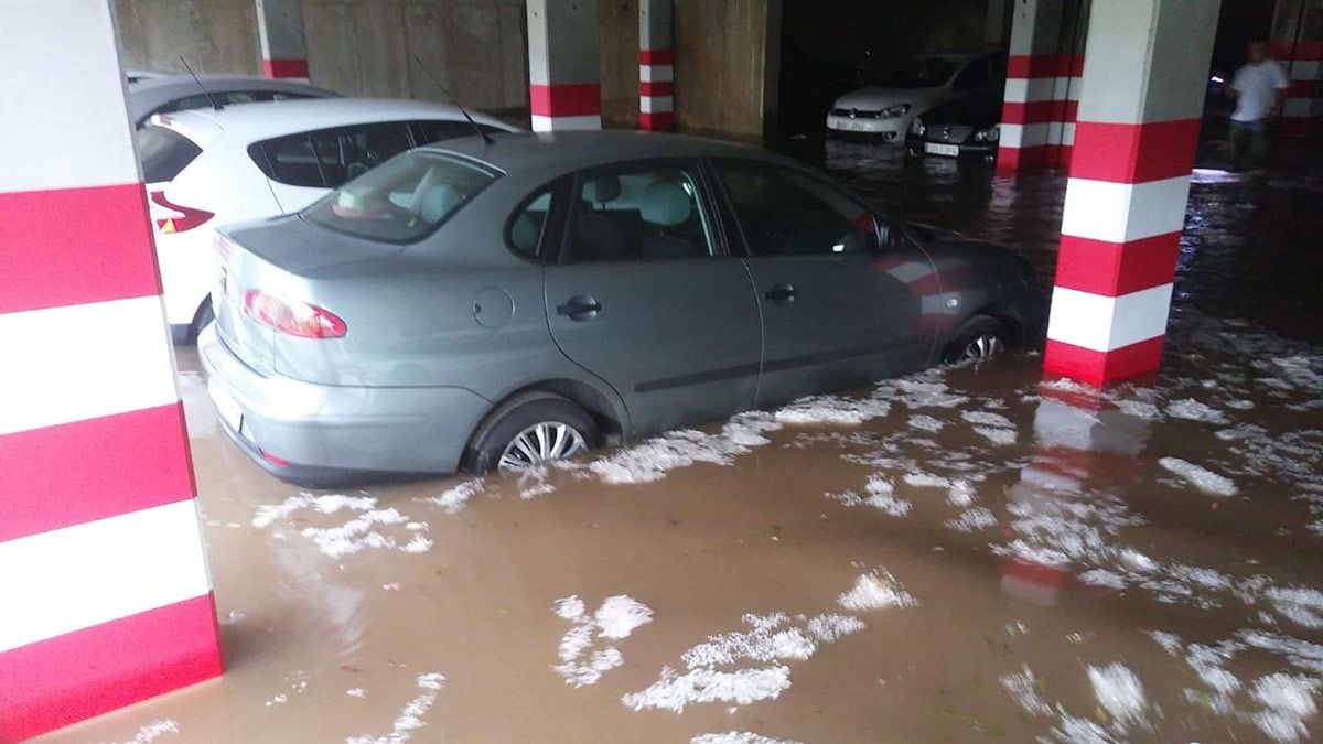 Un parking afectado por la granizada en la localidad de Vega de Espinareda.