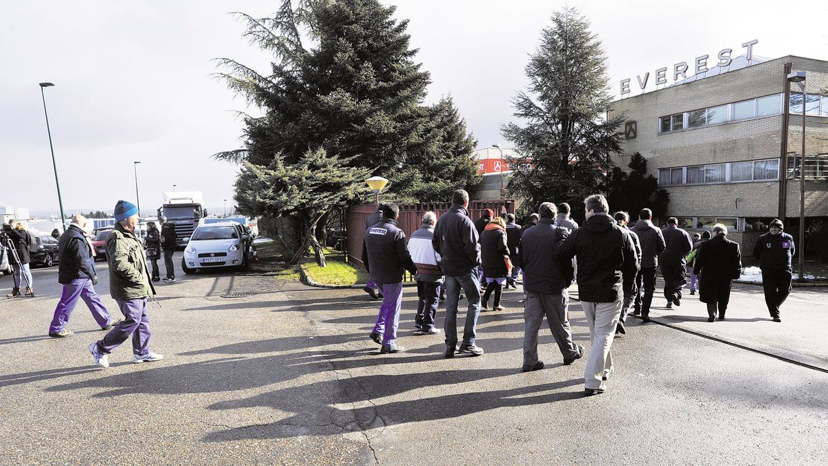 Una de las primeras manifestaciones que los trabajadores de Everest hicieron frente a la empresa situada en el polígono de Trobajo del Camino. | DANIEL MARTÍN