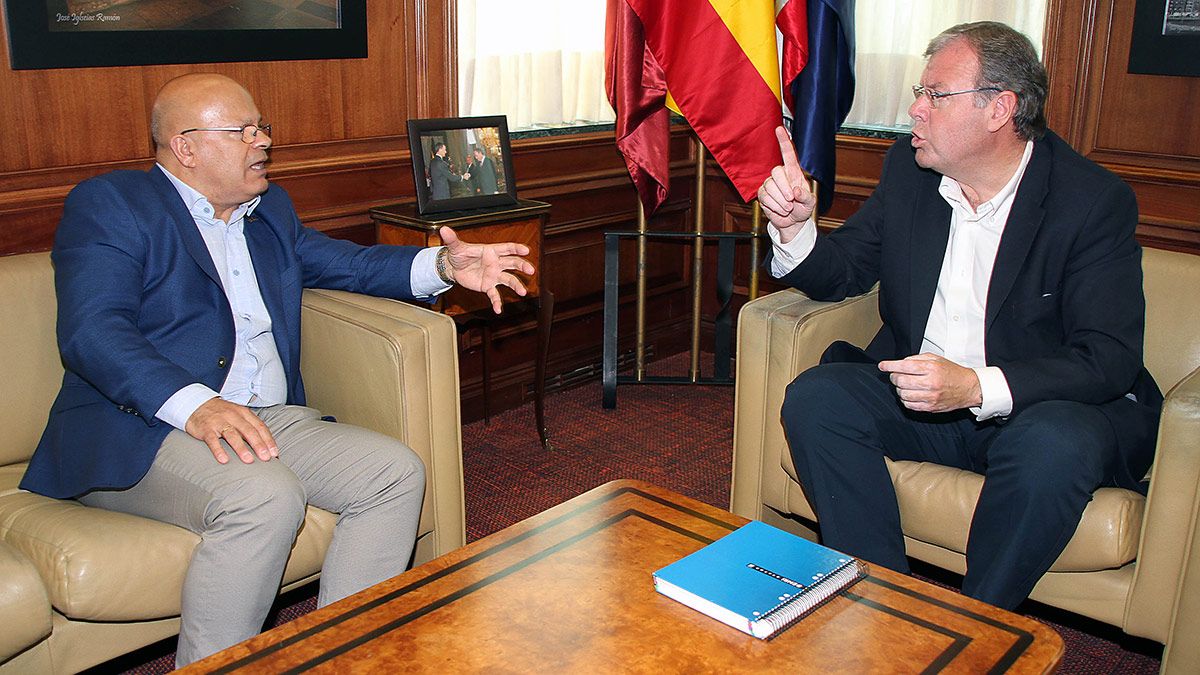 El alcalde de León, Antonio Silván, y el subdelegado del Gobierno en la provincia leonesa, Faustino Sánchez, este lunes en el Ayuntamiento de León. | ICAL