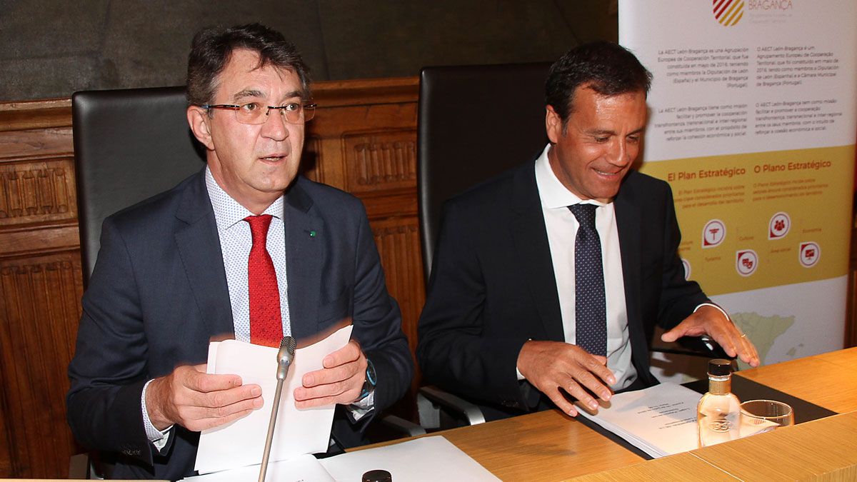 El presidente de la Diputación de León, Juan Martínez Majo, y el presidente de la Cámara Municiapl de Barganza, Hernani Venancio Dias. | ICAL El presidente de la Diputación de León, Juan Martínez Majo, y el presidente de la Cámara Municiapl de Barganza, Hernani Venancio Dias. | ICAL