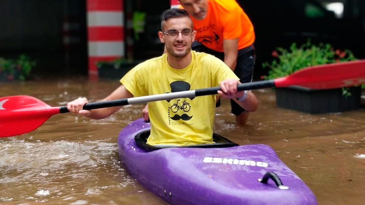 Las inundaciones en los bajos del Ayuntamiento de Vega de Espinareda permitían salir en piragua. | M.ÁLVAREZ