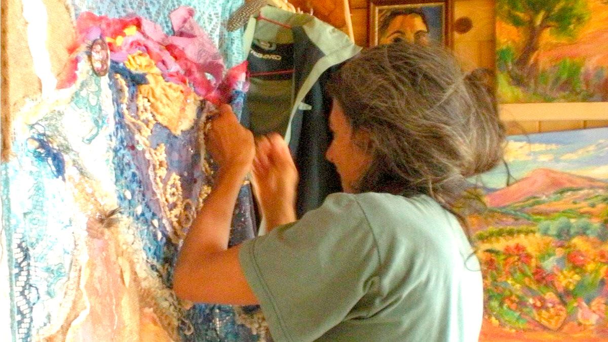 Virginia del Arco trabajando en una de sus últimas creaciones.