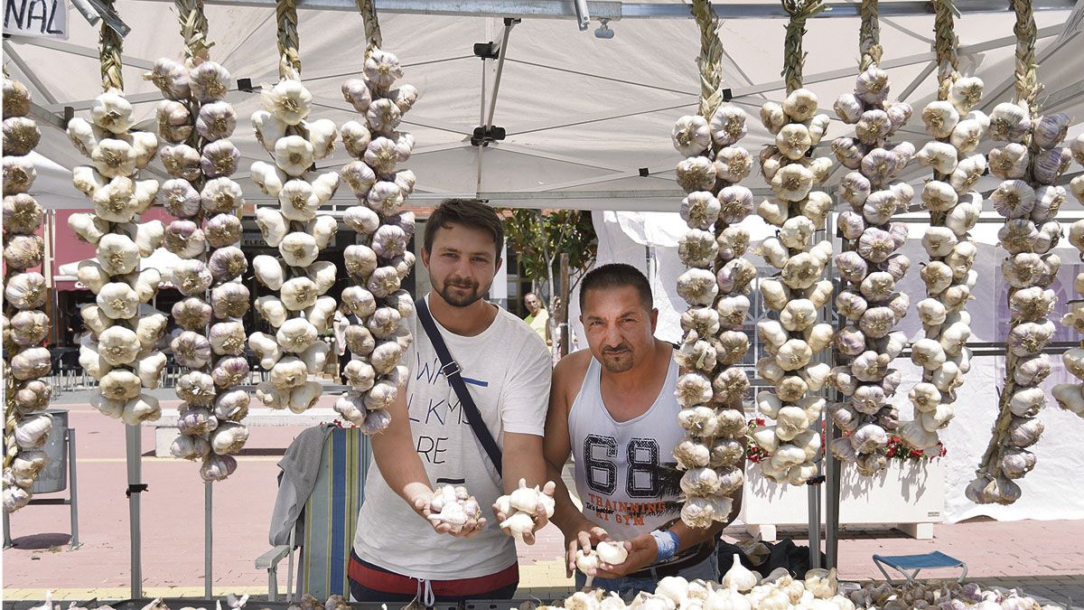Uno de los casi 300 expositores que aglutinó este lunes la Feria del Ajo de Veguellina. | SAÚL ARÉN