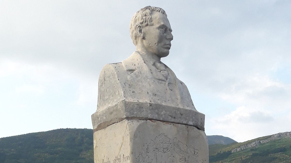 El monumento al maestro Pedro García de Robles y tres detalles del mismo.|L.N.C.