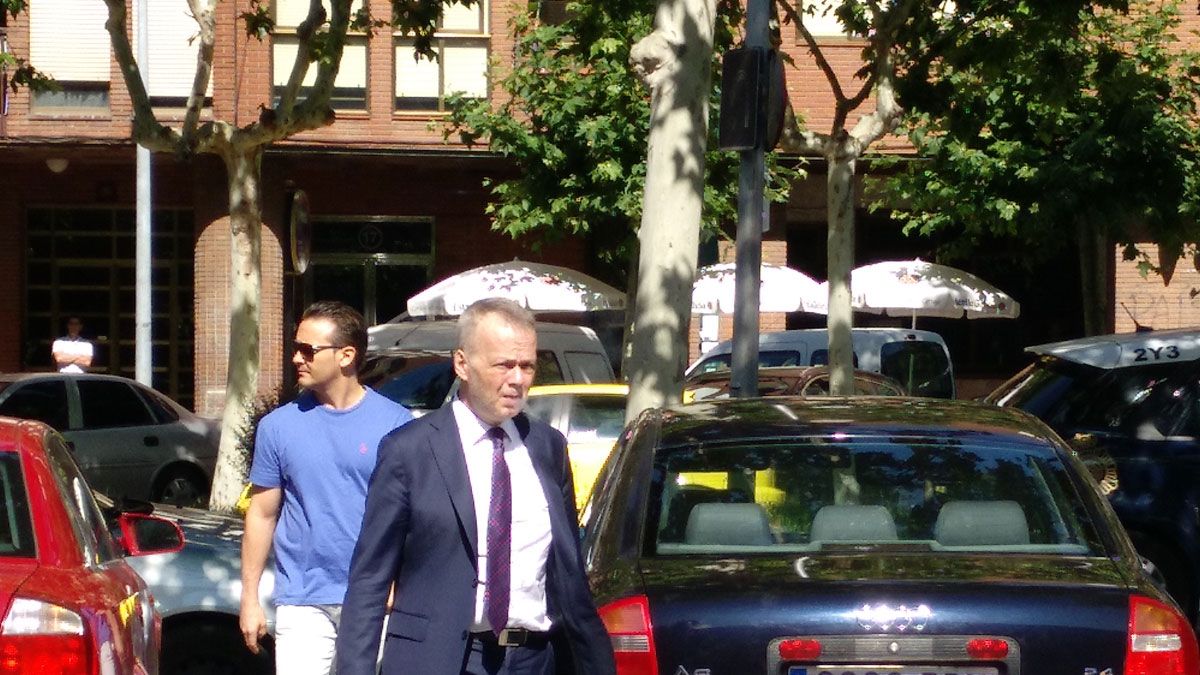 Camacho a su entrada en los juzgados de Ponferrada, defendiendo a la empresa de búsqueda de patrocinios. | M.I.