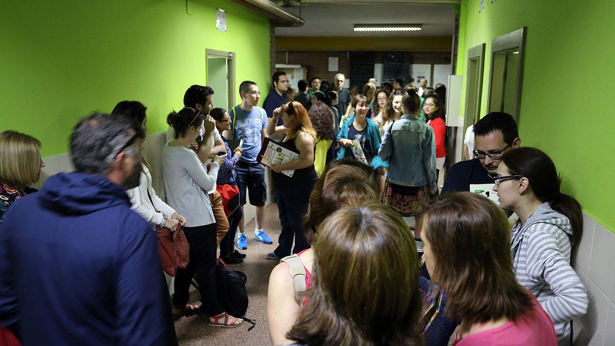 Opositores antes de entrar a las pruebas de la última convocatoria de profesores. | ICAL