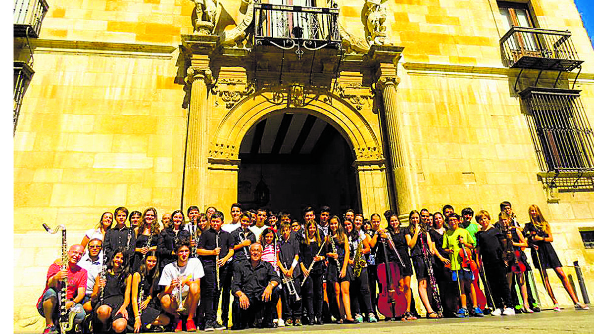 Integrantes del Curso Internacional de Musica de León del pasado año junto a sus profesores. |L.N.C.