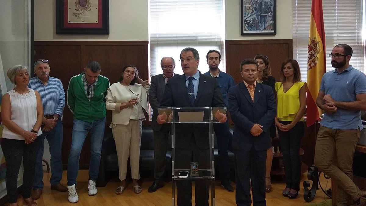 El alcalde de Astorga, junto al resto del equipo de gobierno. | L.N.C. El alcalde de Astorga, junto al resto del equipo de gobierno. | L.N.C.