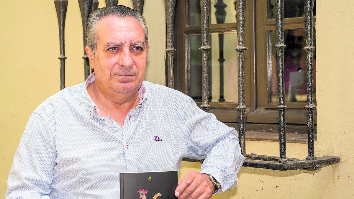 Adolfo Alonso Ares posa con el libro en el patio interior del Colegio de Arquitectos de León. | VICENTE GARCÍA