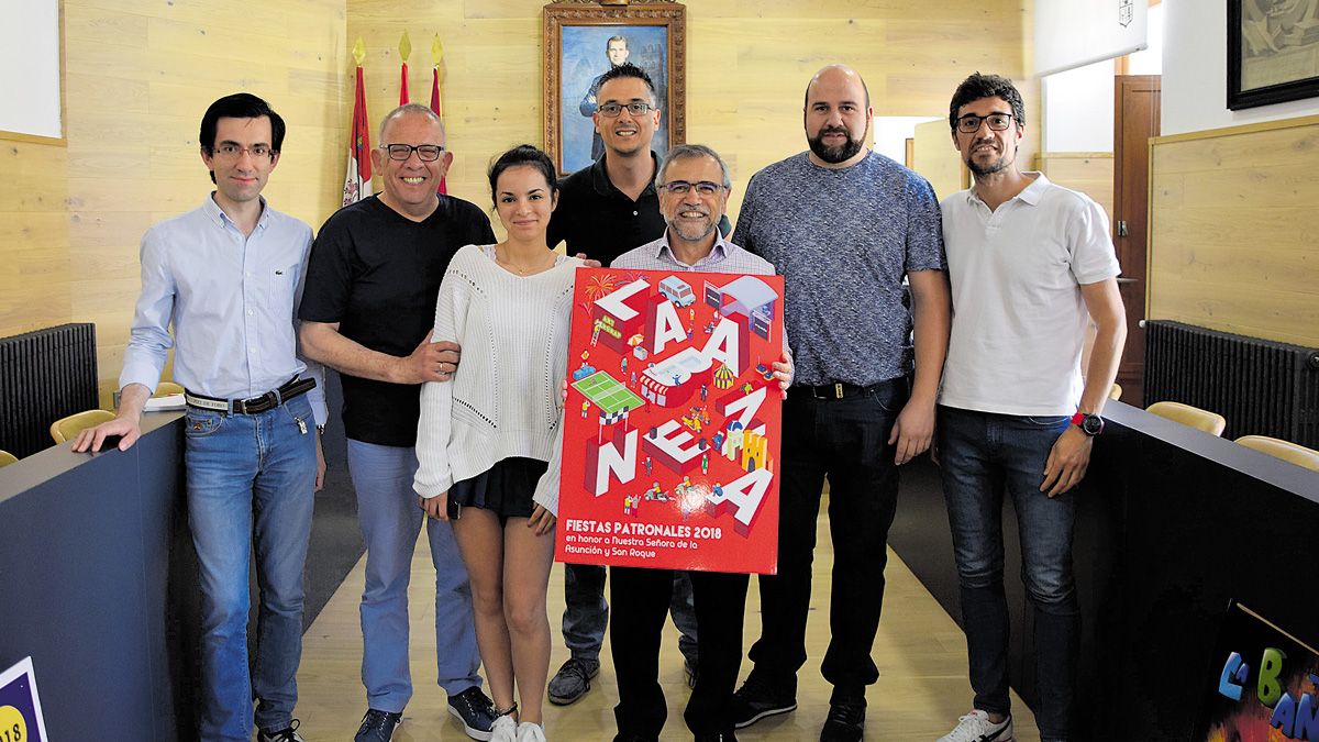 El jurado y el alcalde de La Bañeza posan con el cartel ganador. | F. RAMOS