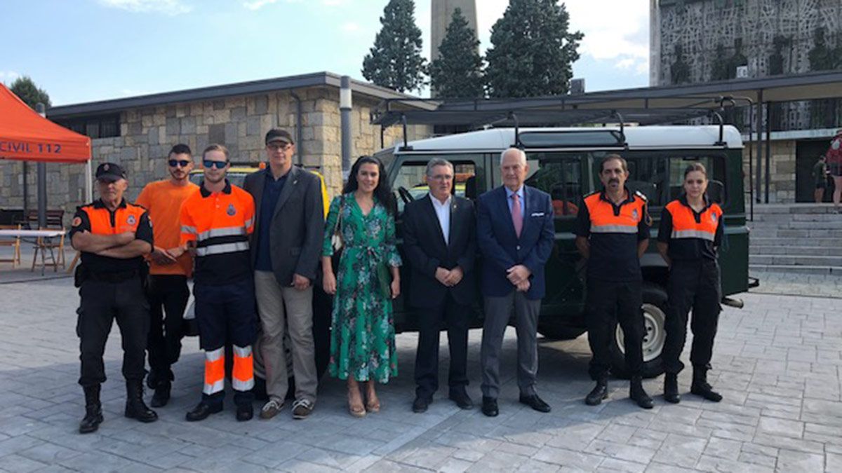 Guillermo García y David Fernández, en la entrega del Land Rover por parte de la Junta al Ayuntamiento de Villaquilambre. | L.N.C.