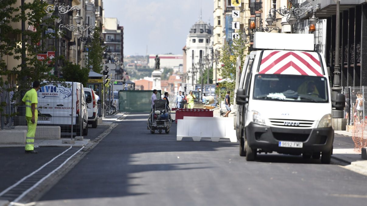 Estado que presenta este miércoles la avenida Ordoño II. | SAÚL ARÉN Estado que presenta este miércoles la avenida Ordoño II. | SAÚL ARÉN