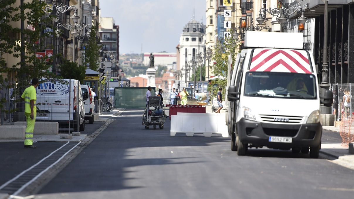 Estado que presenta este miércoles la avenida Ordoño II. | SAÚL ARÉN