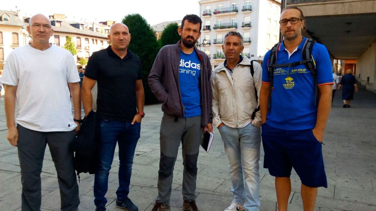 Los trabajadores del servicio, que asistieron al pleno, esperan ahora que la empresa se ponga en contacto con ellos. | L.N.C.