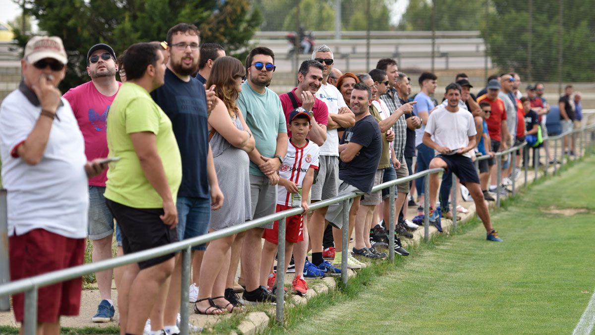 Aficionados de la Cultural, durante el primer entrenamiento de la temporada. | SAÚL ARÉN