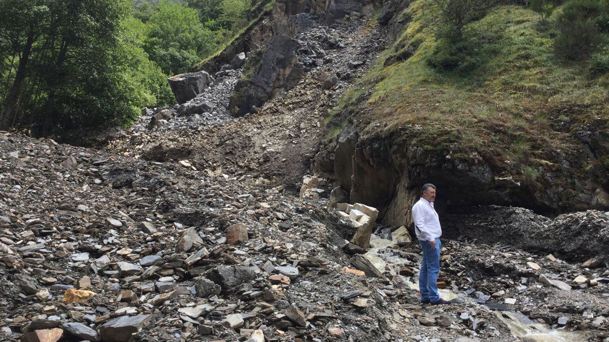 Ángel Calvo evalúa los daños en la carretera de acceso a Peñalba. | DIPUTACIÓN DE LEÓN