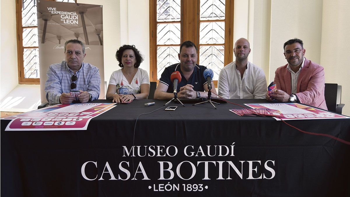 Adolfo Alonso Ares, Mª Jesús Fernández Rivera, José Mª Viejo, Pelayo Tahoces y Pedro Llamas durante la presentación en Botines. | SAÚL ARÉN