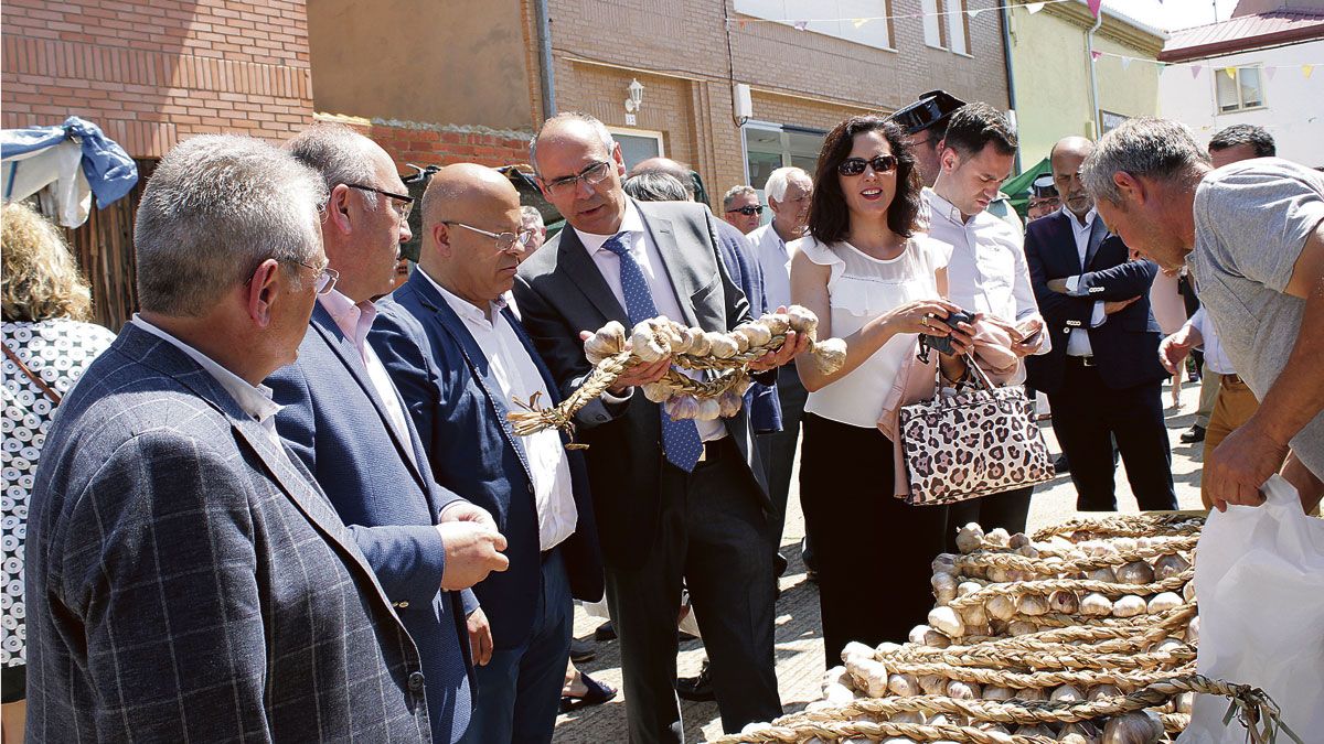 Las autoridades contemplando el producto rey de la feria. | P.F.