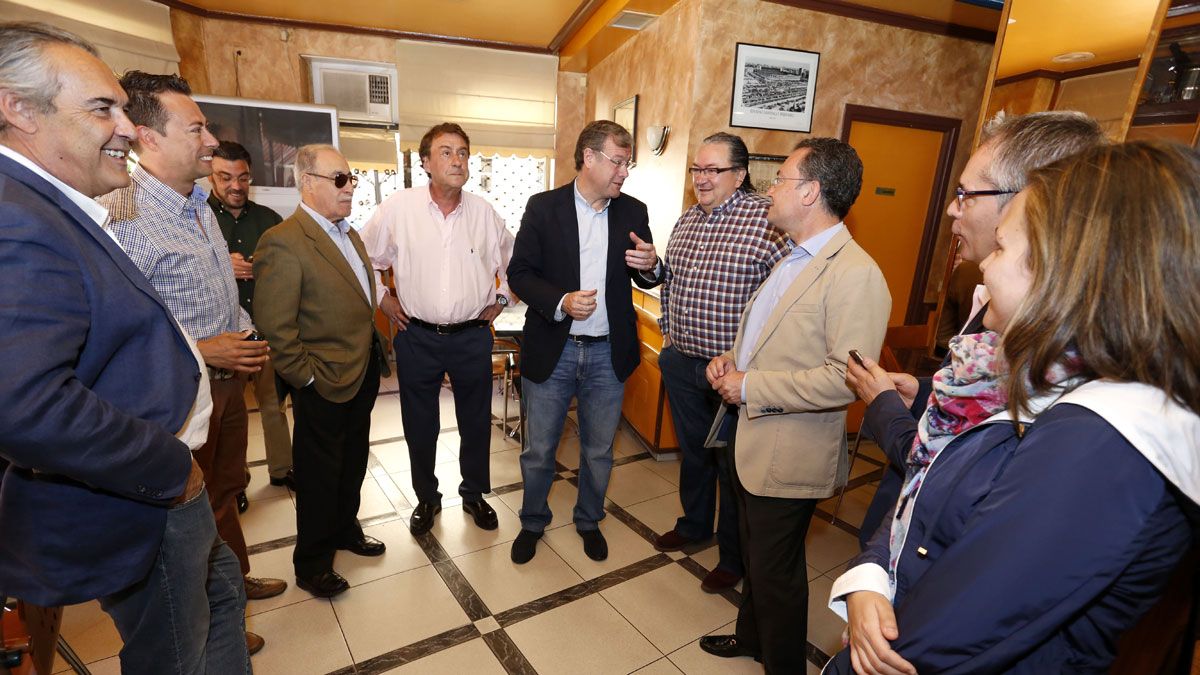 Antonio Silván durante un encuentro de campaña con los vecinos de barrios leoneses. | ICAL