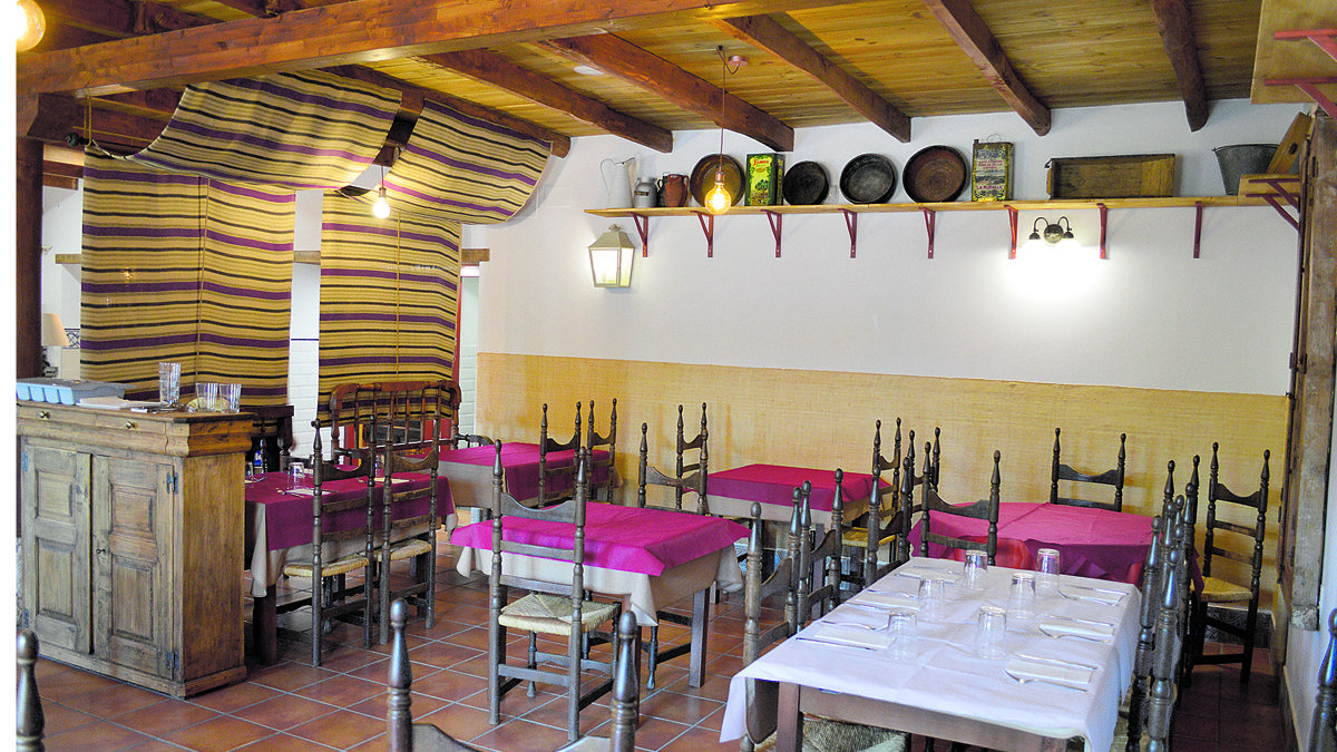 El comedor está lleno de toques rústicos de la zona y de otras comarcas. |L.N.C.