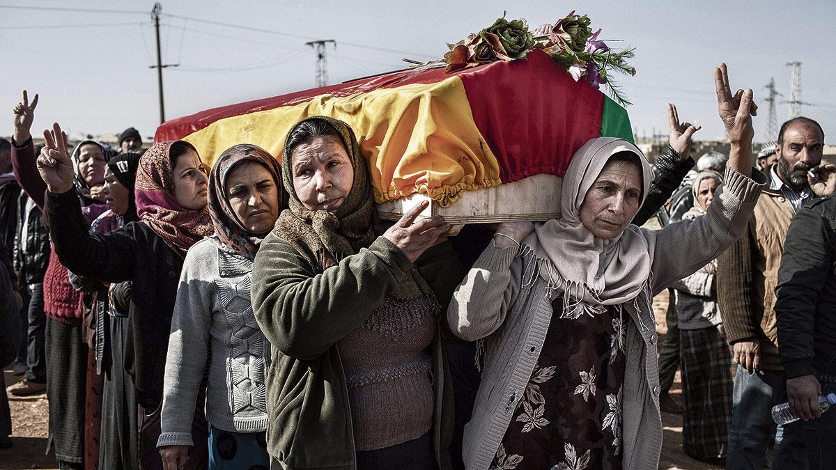 28/02/2015. Familiares de una miliciana kurda perteneciente a las Unidades de Protección Popular (YPG) llevan el ataúd con su cuerpo hacia el cementerio de Kobane.