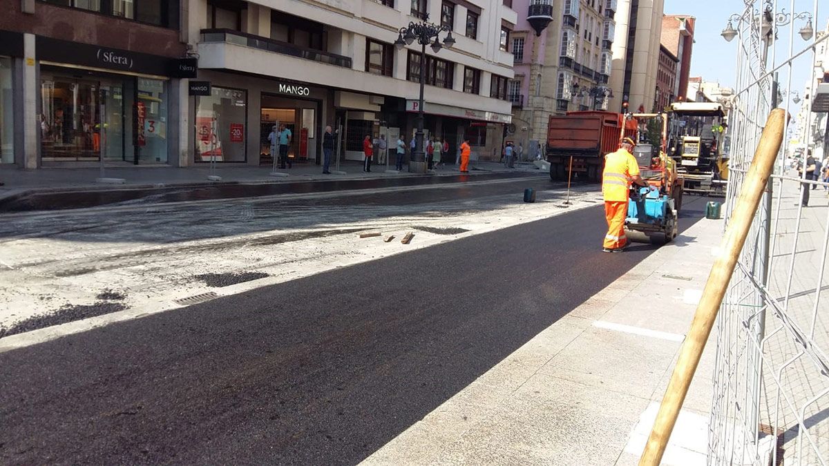 Hace unos días se procedía al asfaltado de la vía.