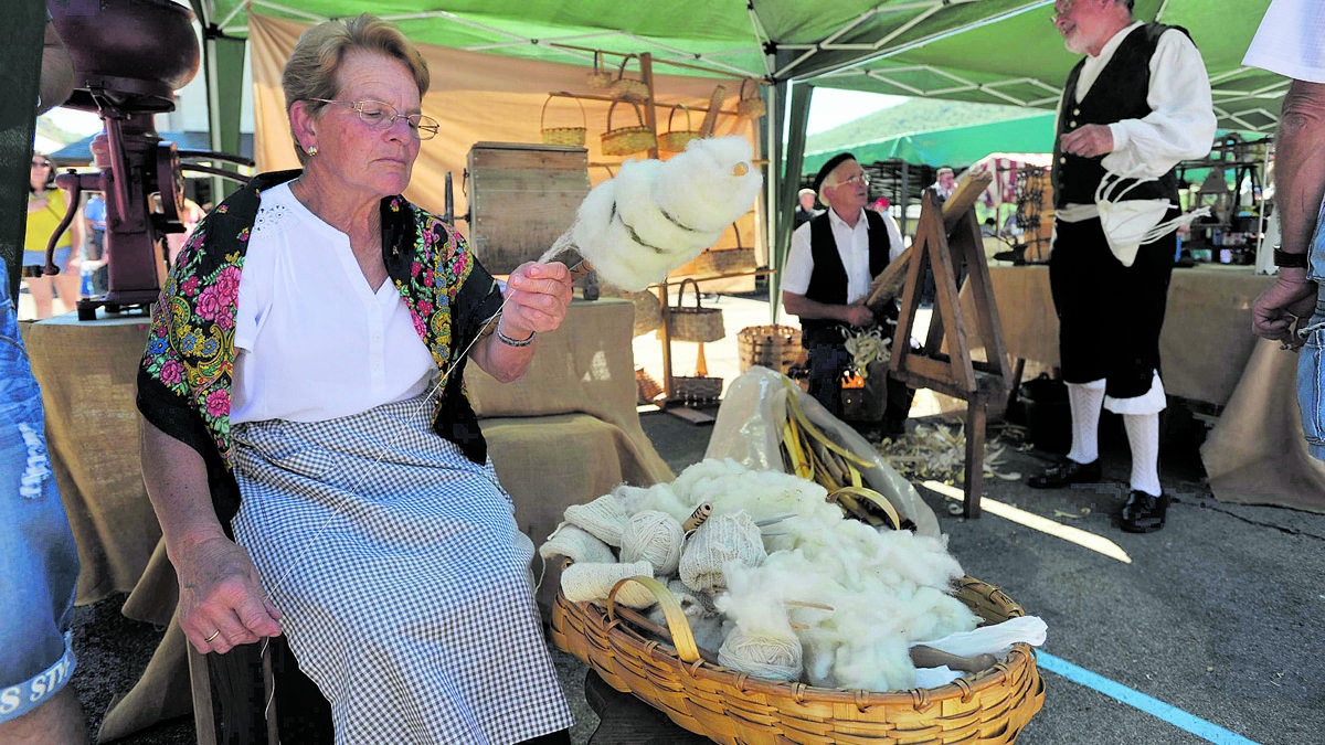 Durante la muestra no faltarán las demostraciones de antiguos oficios y usos, como la transformación de la lana. |DANIEL MARTÍN