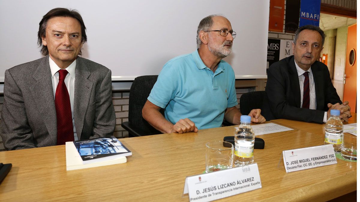 El catedrático de Economía Financiera y presidente de Transparencia Internacional España, Jesús Lizcano (I), imparte una conferencia titulada ‘Transparencia y corrupción en la sociedad actual’ en la Facultad de Empresariales de la ULE. | ICAL