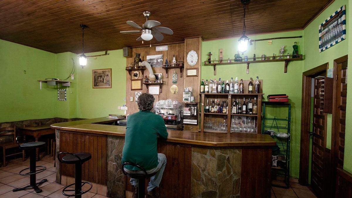 El bar El Cruceiro ha sido el último en echar el cierre en Villar. | GERMÁN RAMOS
