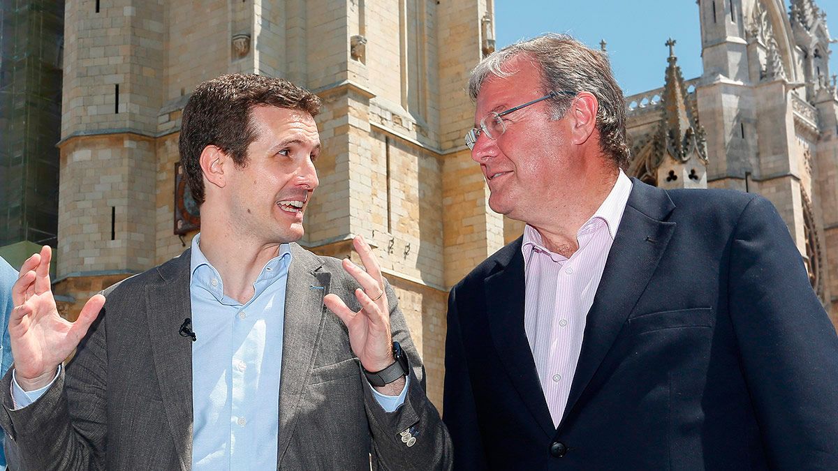 Pablo Casado junto a Silván en su visita a la capital leonesa. | ICAL