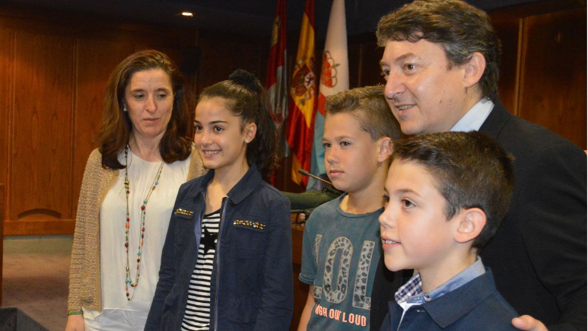 Isabel Baílez y Samuel Folgueral, junto a los tres pequeños ganadores del concurso.| D.M. Isabel Baílez y Samuel Folgueral, junto a los tres pequeños ganadores del concurso.| D.M.
