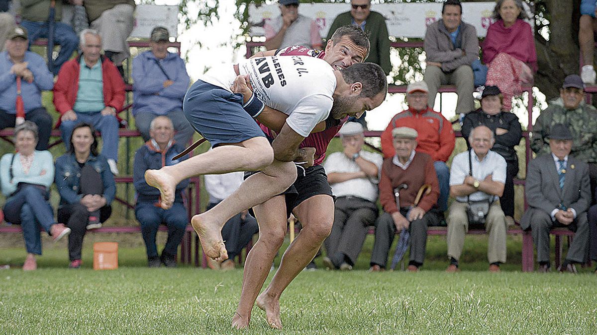 La primera final del año, en Quintana de Rueda, enfrentó a dos viejos conocidos, el eterno Javi Oblanca y el nuevo viejo en ligeros Víctor Llamazares. | MAURICIO PEÑA