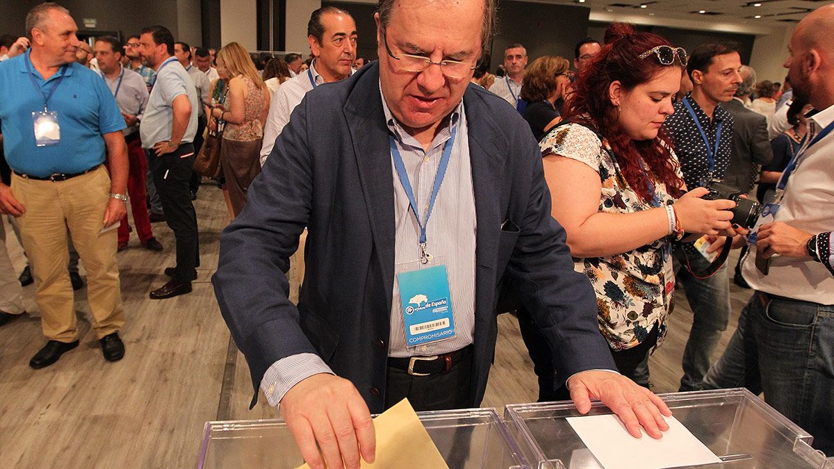 Juan Vicente Herrera durante la votación en el Congreso Extraordinario del PP este sábado. | ICAL