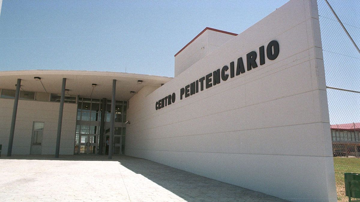 Los trabajadores del centro penitenciario de Mansilla tienen una edad media de 50 años. | MAURICIO PEÑA