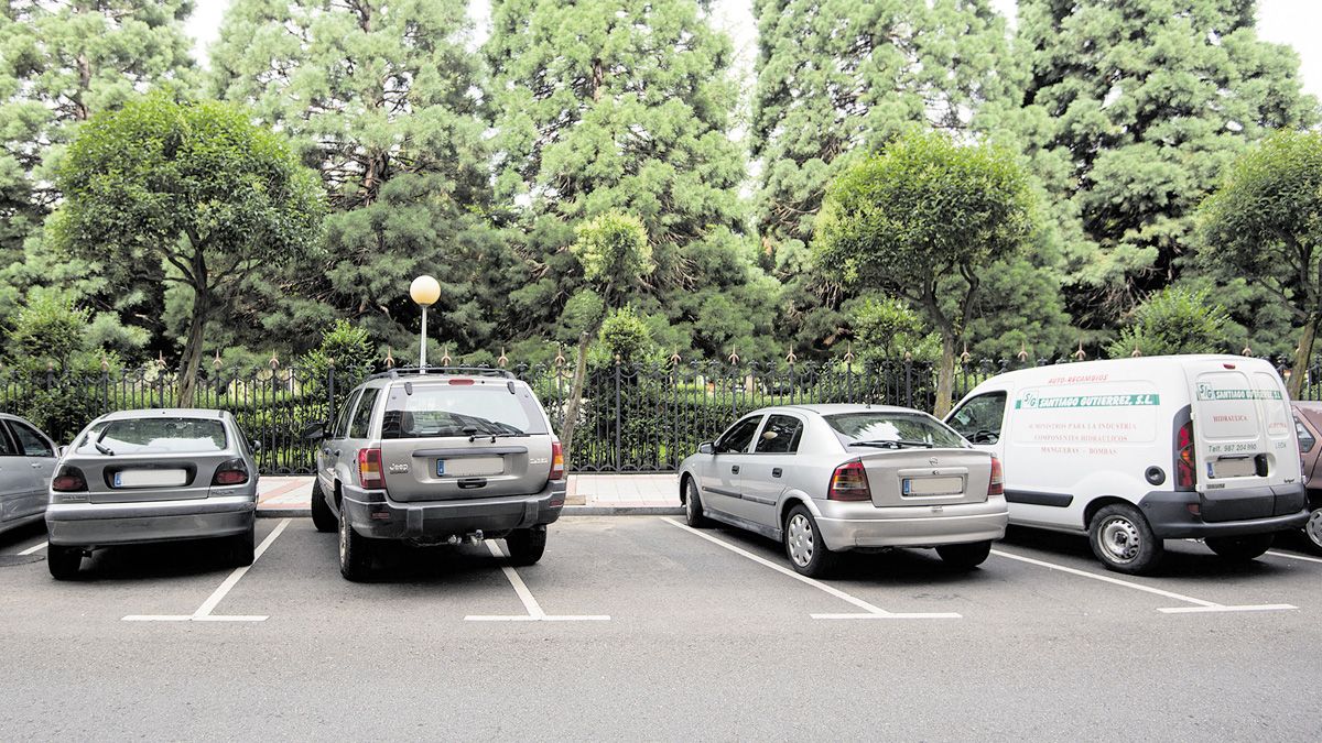 El #Jetaparking se puede apreciar también en la capital leonesa, tanto en calles como en aparcamientos.| SAÚL ARÉN