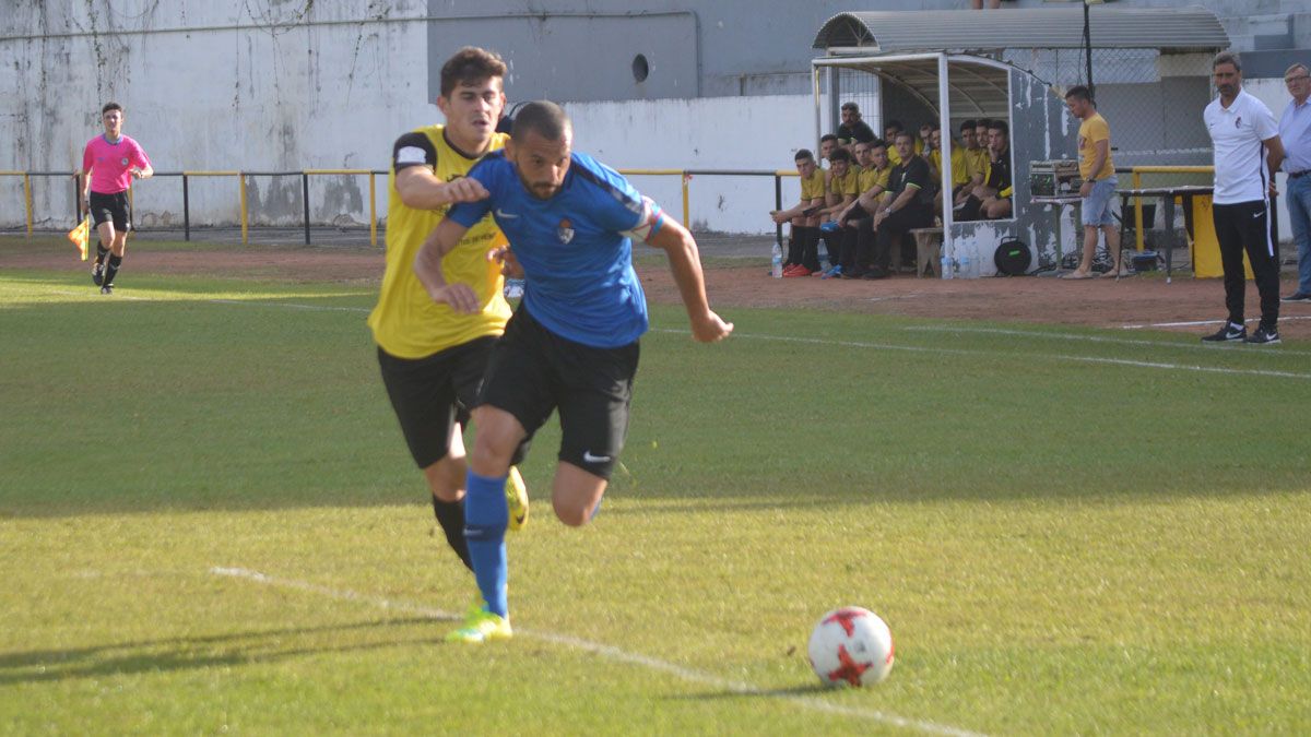 Los jugadores de la Deportiva celebran un gol ante el Toralense.