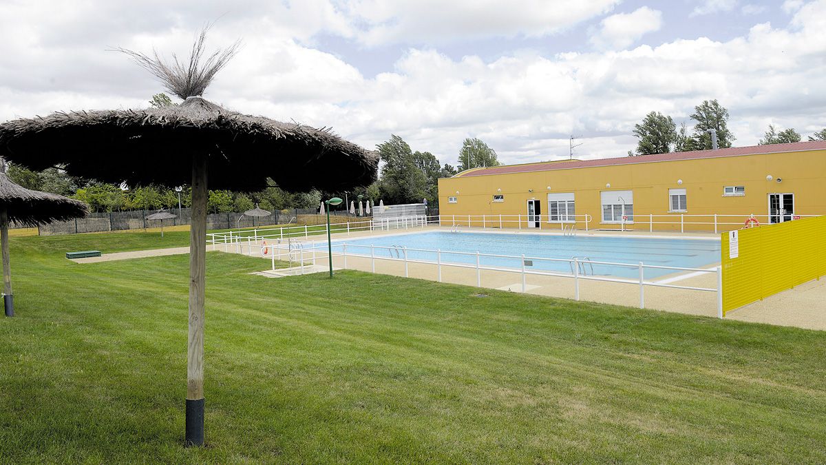 Las instalaciones de las piscinas municipales de Valdefresno. | MAURICIO PEÑA