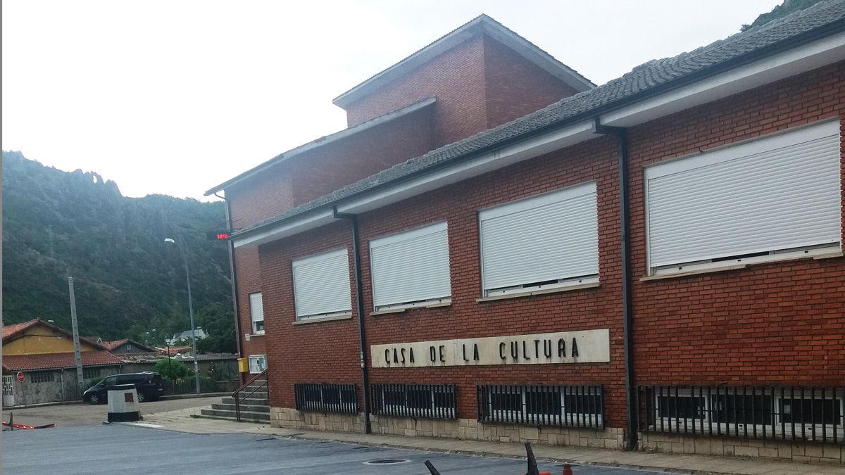 En la imagen, la obra acometida frente a la Casa de Cultura.| E. NIÑO