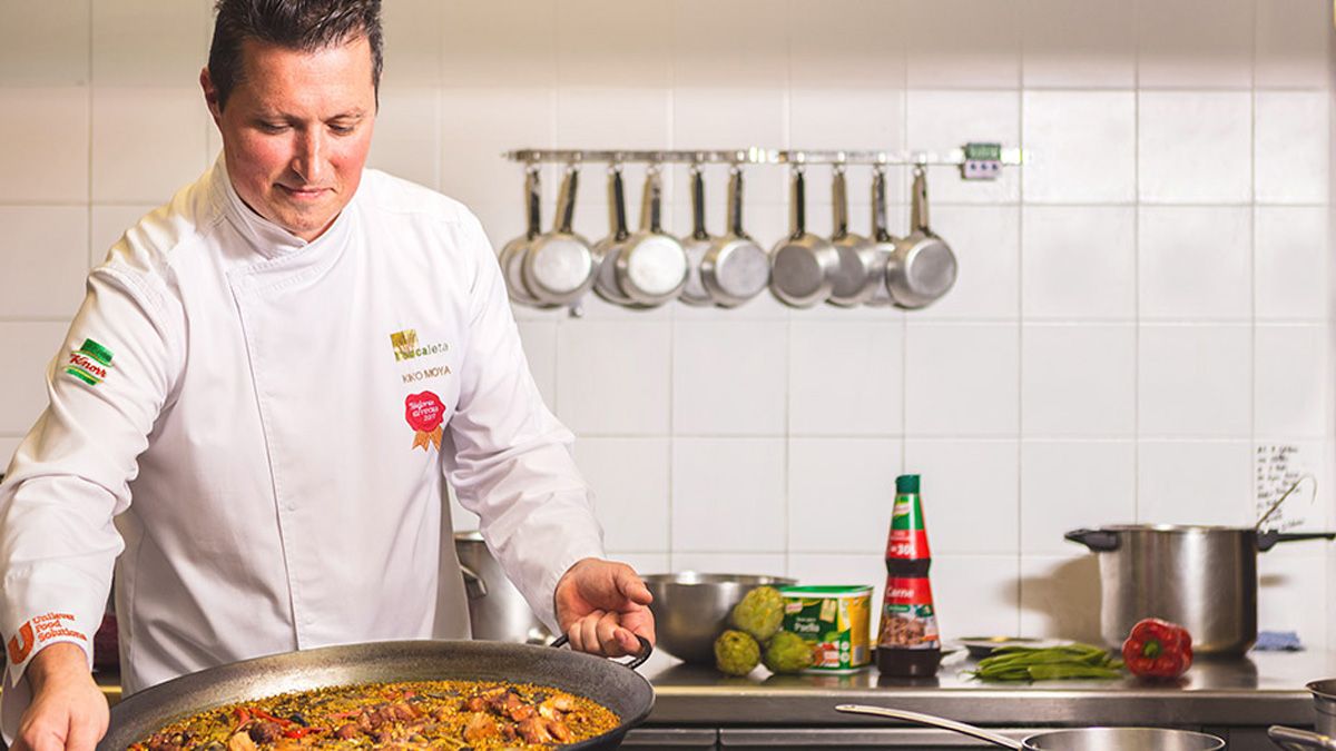 El chef Kiko Moya en la foto que presenta el concurso 'Mejores Arroces'. | L.N.C.