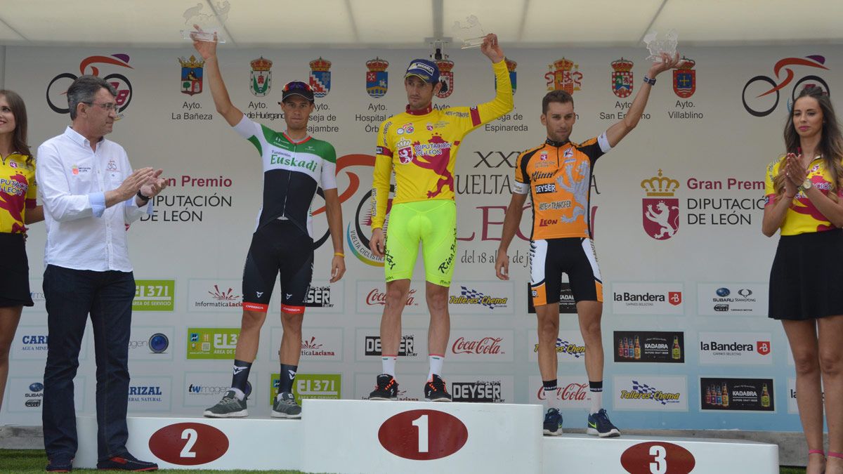 Pódium de la última edición de la Vuelta, con Smit de ganador y el leonés Méndez tercero. | MAURICIO PEÑA