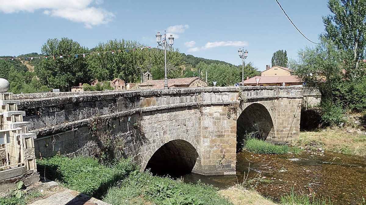 Puente de Puente Almuhey sobre el río Cea. | LUIS SOLERA SELVI